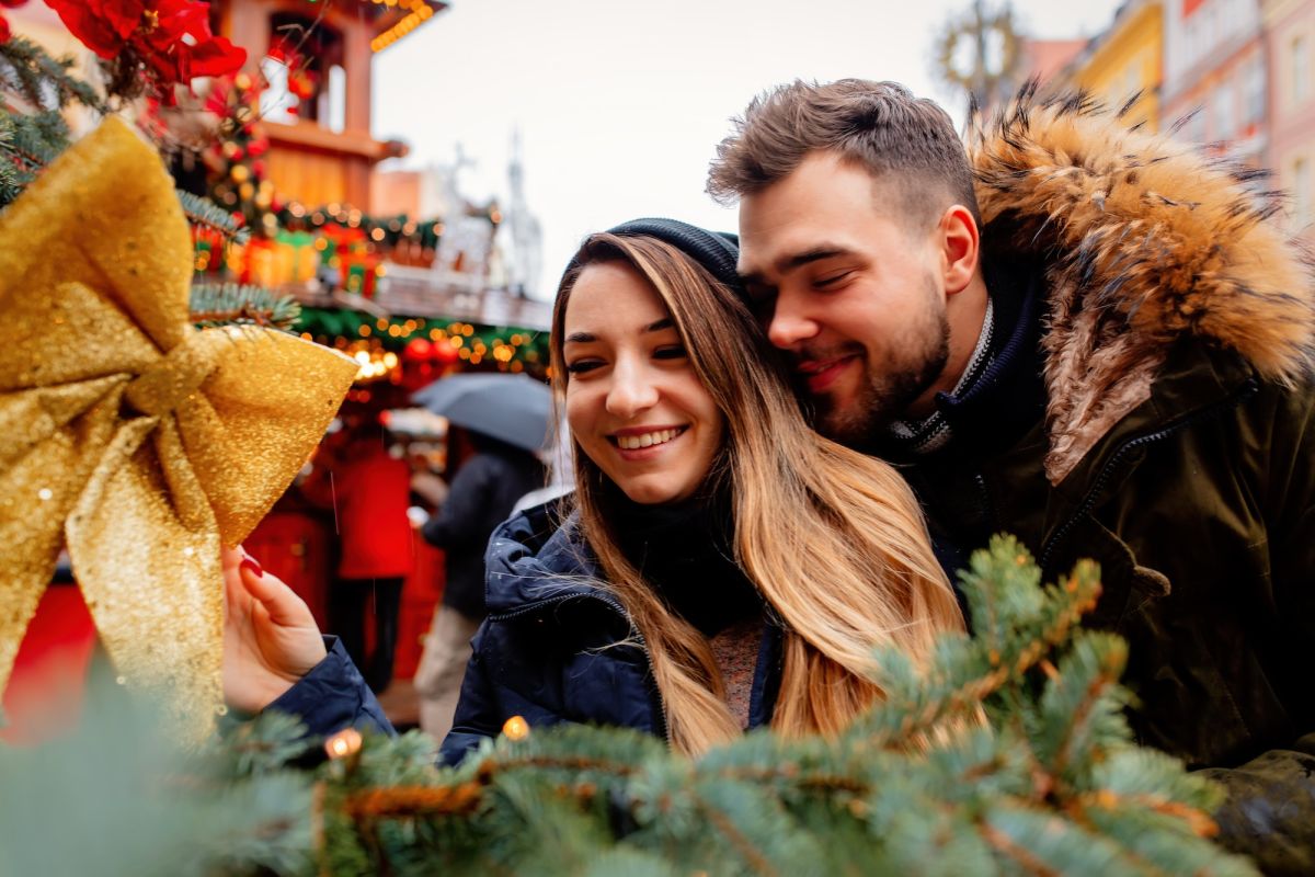 Jong koppel op de kerstmarkt